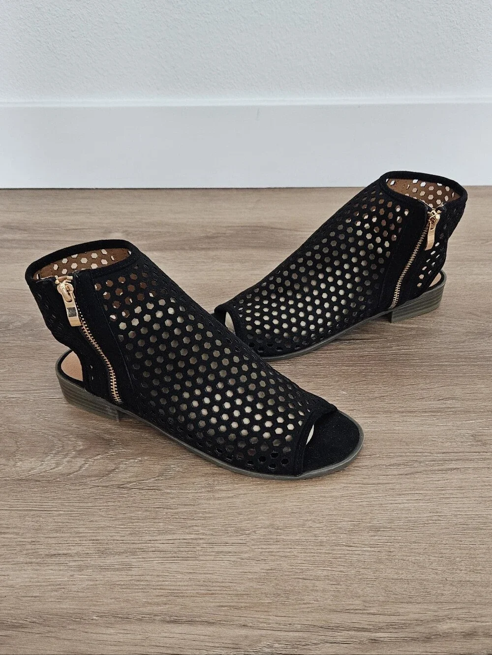 Mata Black Pinhole Peep-Toe Zip Sandals Size 7.5